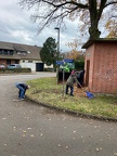 2021-11-20 Backhaus Laubharkaktion mit über 30 Teilnehmern und schwerem Gerät Bilder von Michael Hirata 045